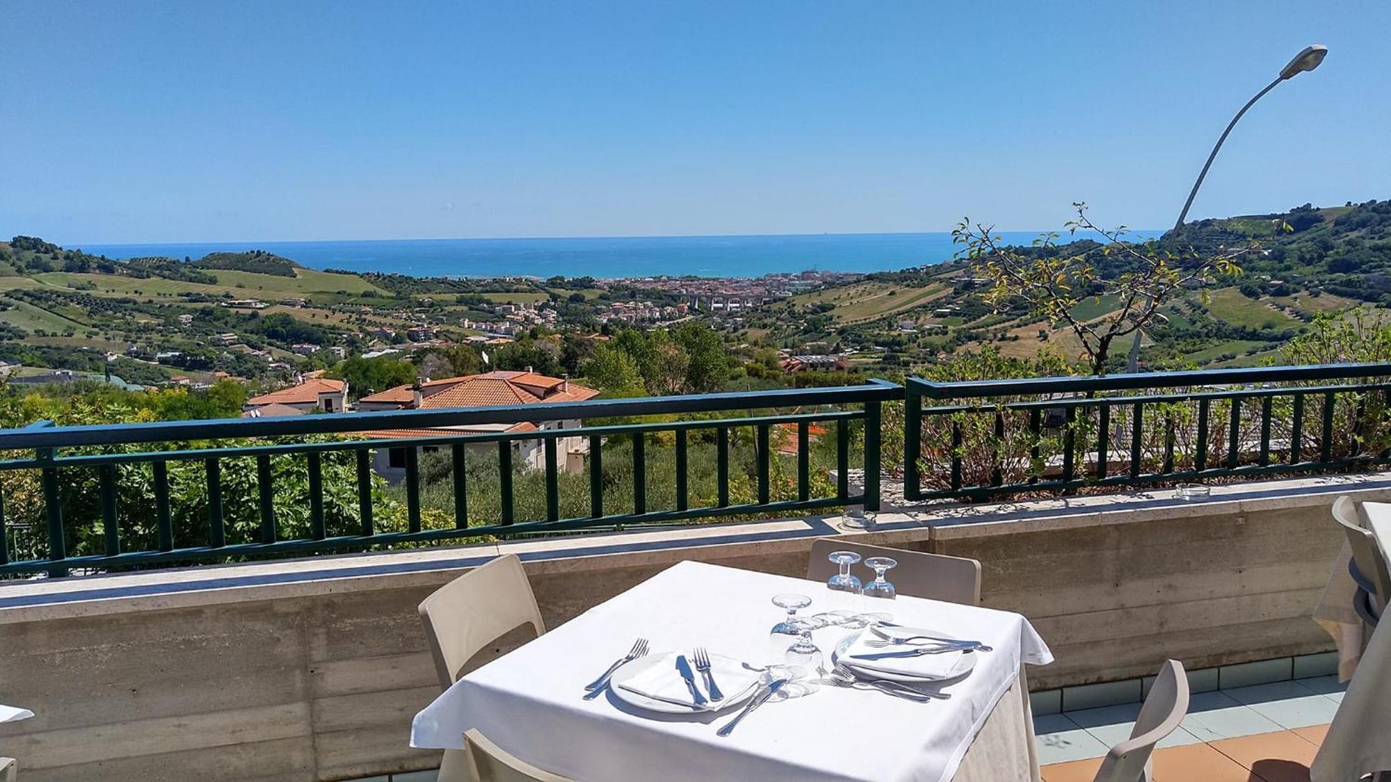 Hotel Ristorante Il Grillo Acquaviva Picena Eksteriør billede